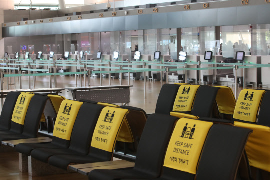 지난 4일 인천국제공항 제1여객터미널 출국장이 한산한 모습을 보이고 있다. <연합뉴스>